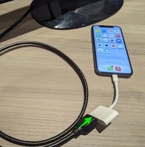 有線接続でiPhoneの画面をiPadに移す