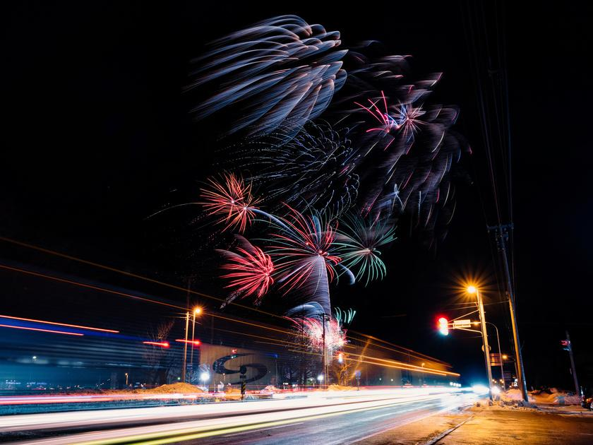 花火の写真と車のライトが伸びている写真