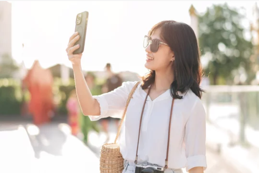 自然光の下で撮影した明るい笑顔のクローズアップ写真