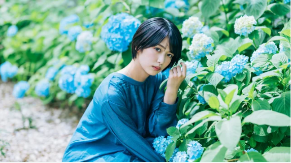 髪に花やライトな小物を加えた柔らかな構図