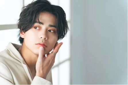 落ち着いた表情の正面ポートレート