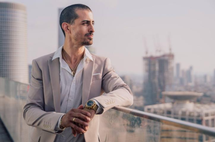 横顔や後ろ姿で撮影した人物写真