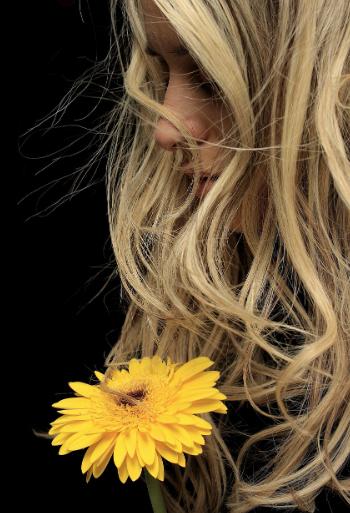 横顔や俯き加減で撮影したポートレート写真